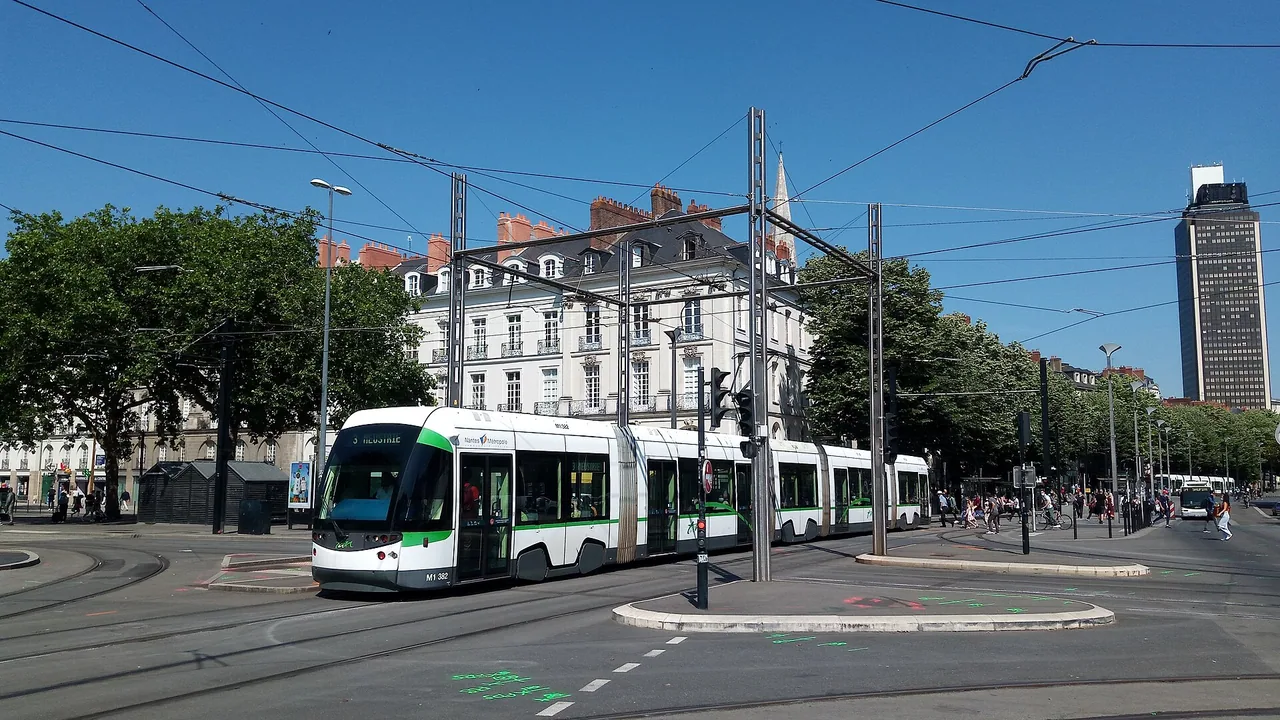 Tramways au pôle d'échanges Commerce dans le centre de Nantes