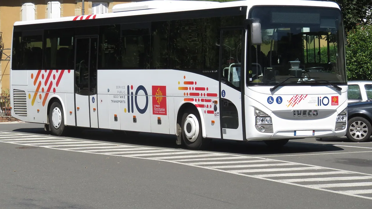 Autocar LiO stationné devant la gare de Figeac