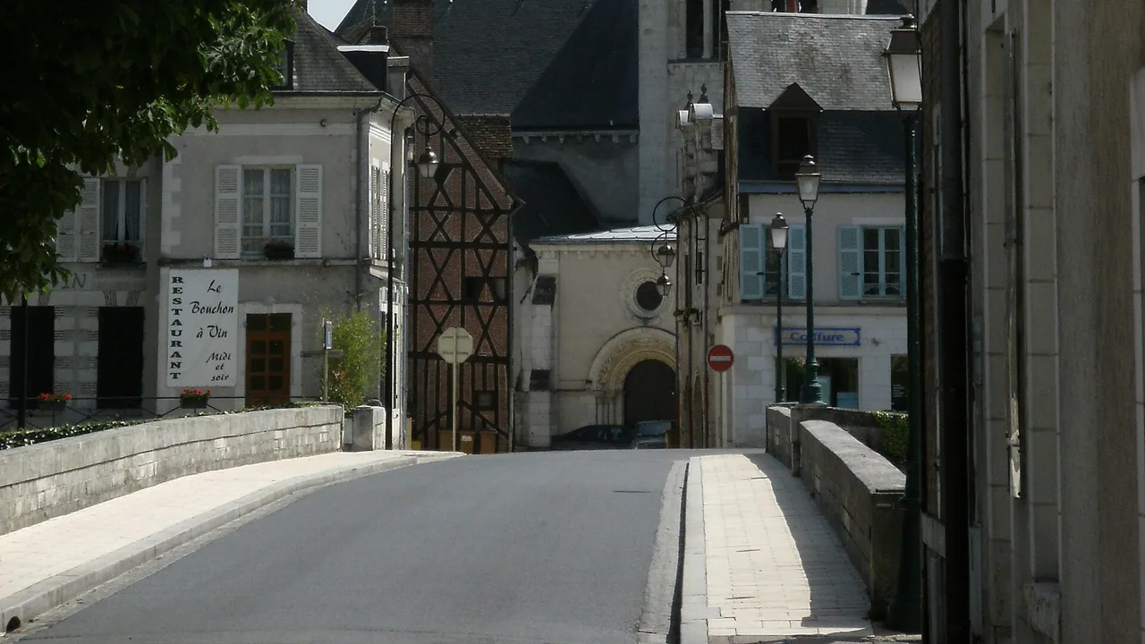Pont de Romorantin-Lanthenay avec l'église Saint-Étienne en arrière-plan