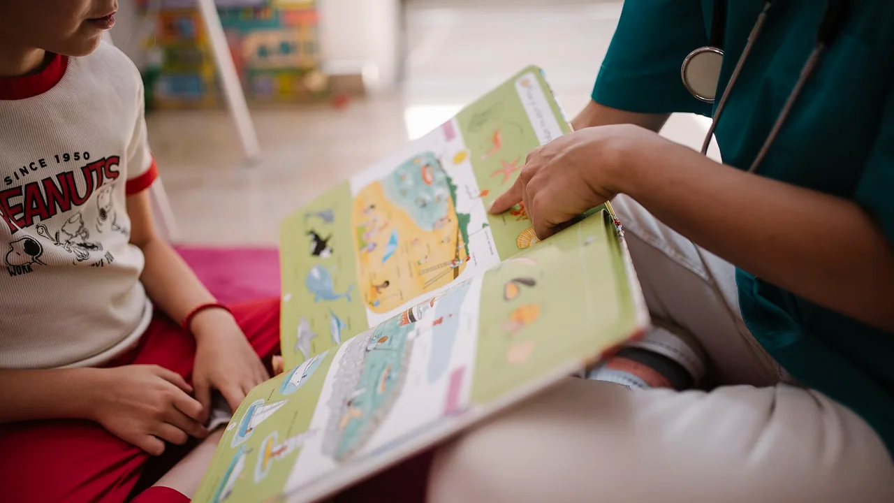 Jeune enfant partageant une activité de lecture avec un adulte