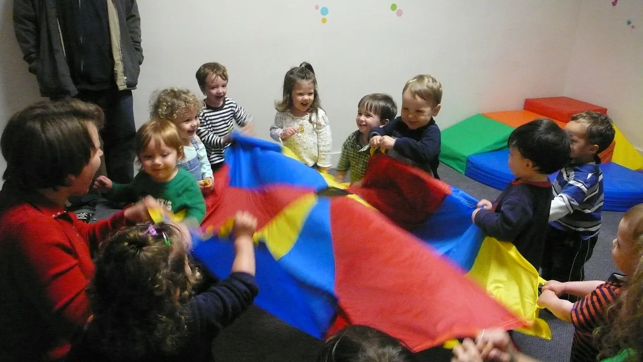 Groupe d’enfants jouant ensemble dans une garderie
