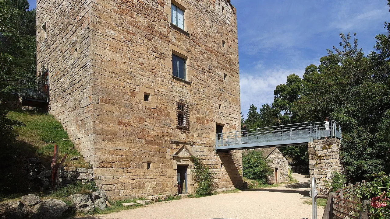 Tour en pierre du Villaret dans le parc du Vallon du Villaret
