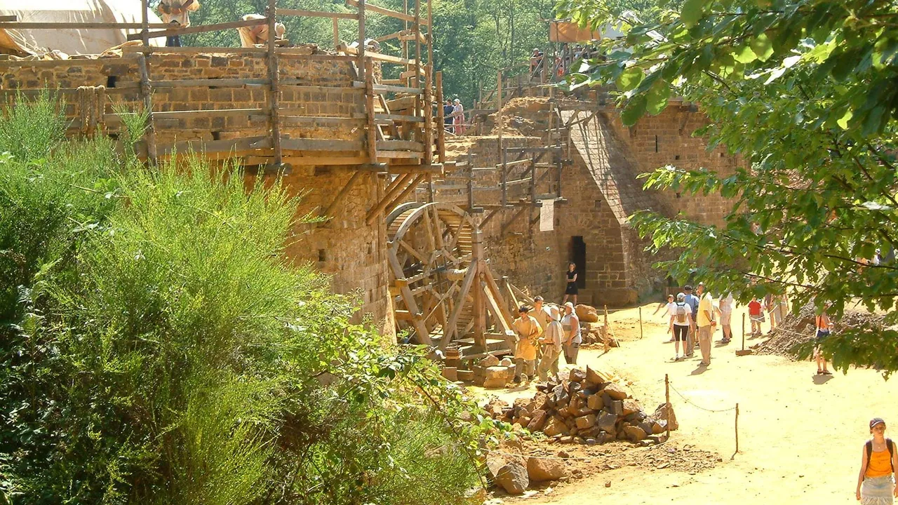 Château de Guédelon en construction avec ses échafaudages sur le chantier médiéval