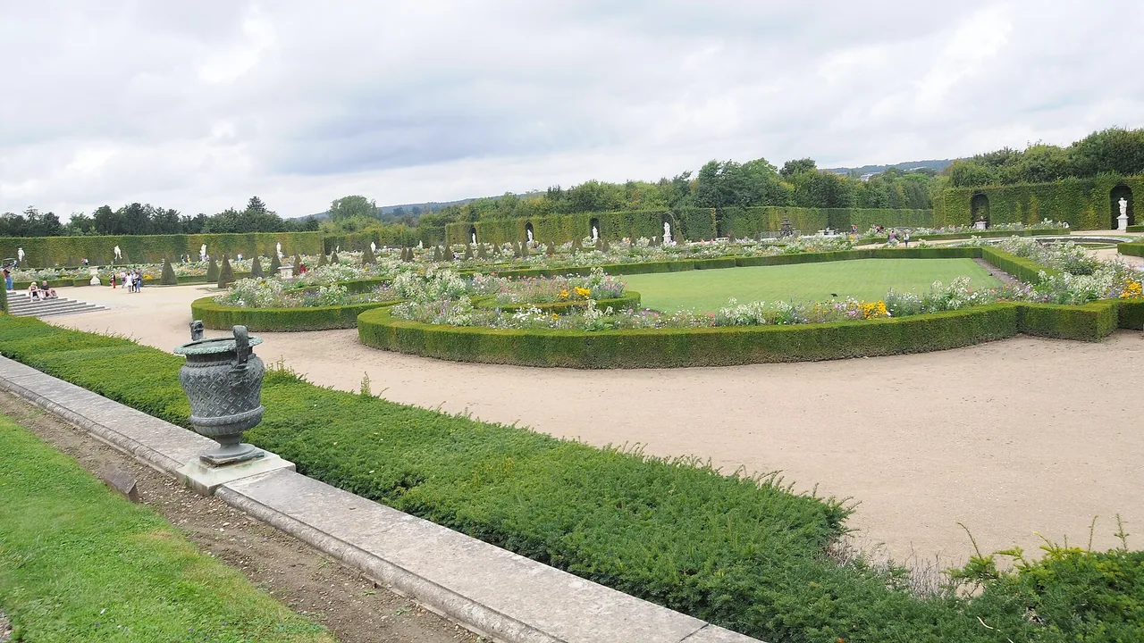 Façade extérieure du château de Versailles vue depuis la cour