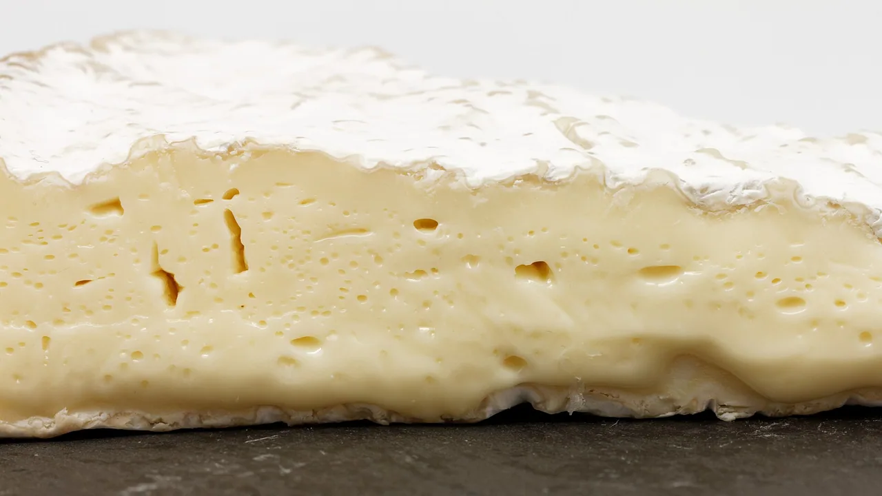 Brie de Meaux posé sur une ardoise