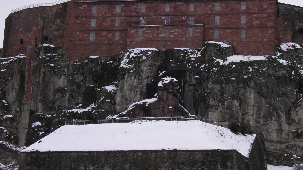 Lion de Belfort et citadelle dominant la ville