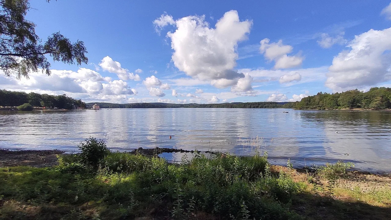 Vue panoramique du lac des Settons dans la Nièvre
