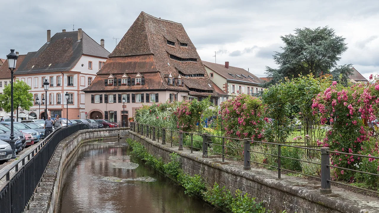 Canal de la Lauter et Maison du Sel dans le centre de Wissembourg
