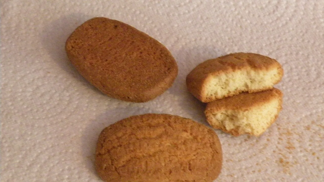 Canistrelli nature, biscuits corses photographiés hors de l'atelier de la Biscuiterie d'Afa