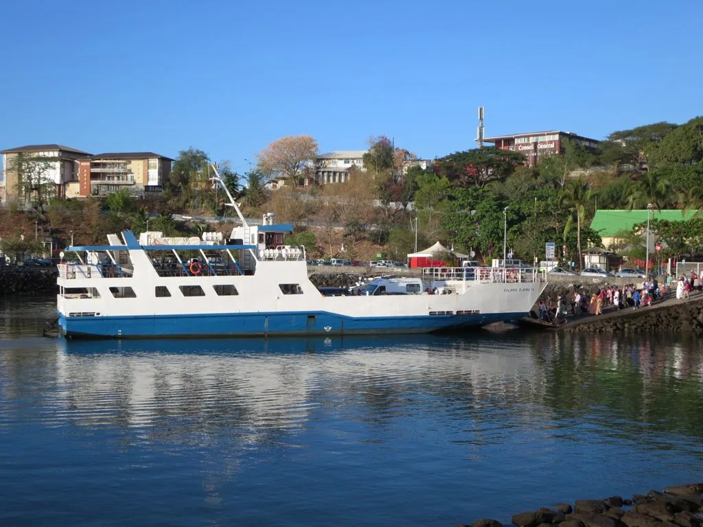 Barge embarquant des passagers au terminal maritime de Mamoudzou en 2013