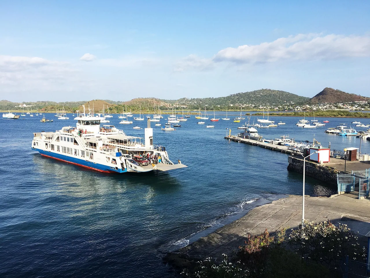 Barge transportant des véhicules et des passagers près du quai de Mamoudzou en 2018