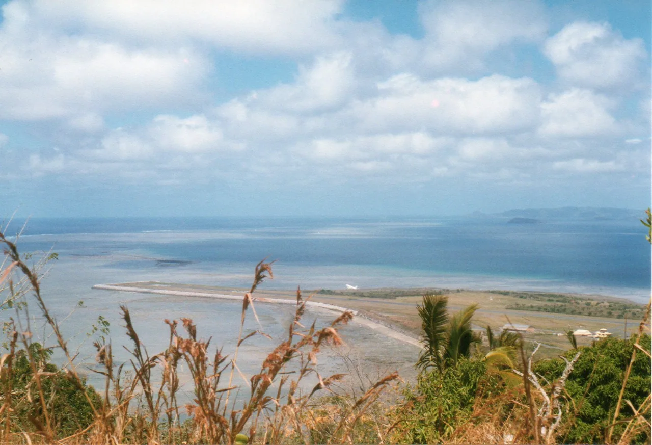 Vue de l'aéroport de Dzaoudzi-Pamandzi depuis la Vigie à Mayotte en 2008
