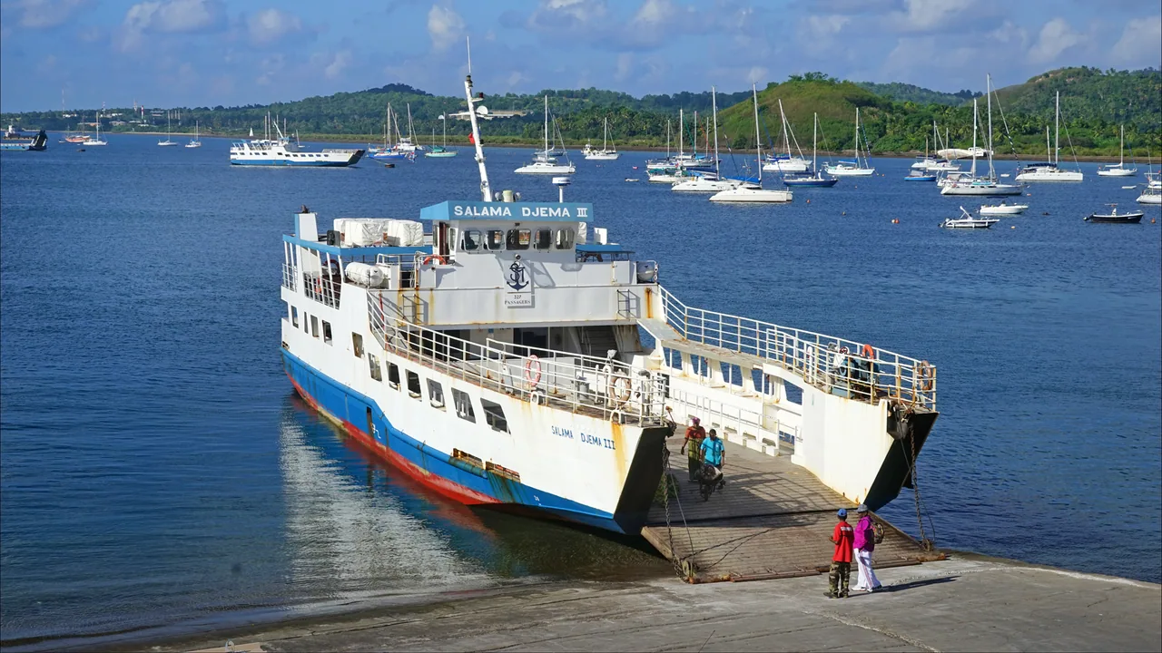 Barge Salama Djema III amarrée au quai de Dzaoudzi à Mayotte