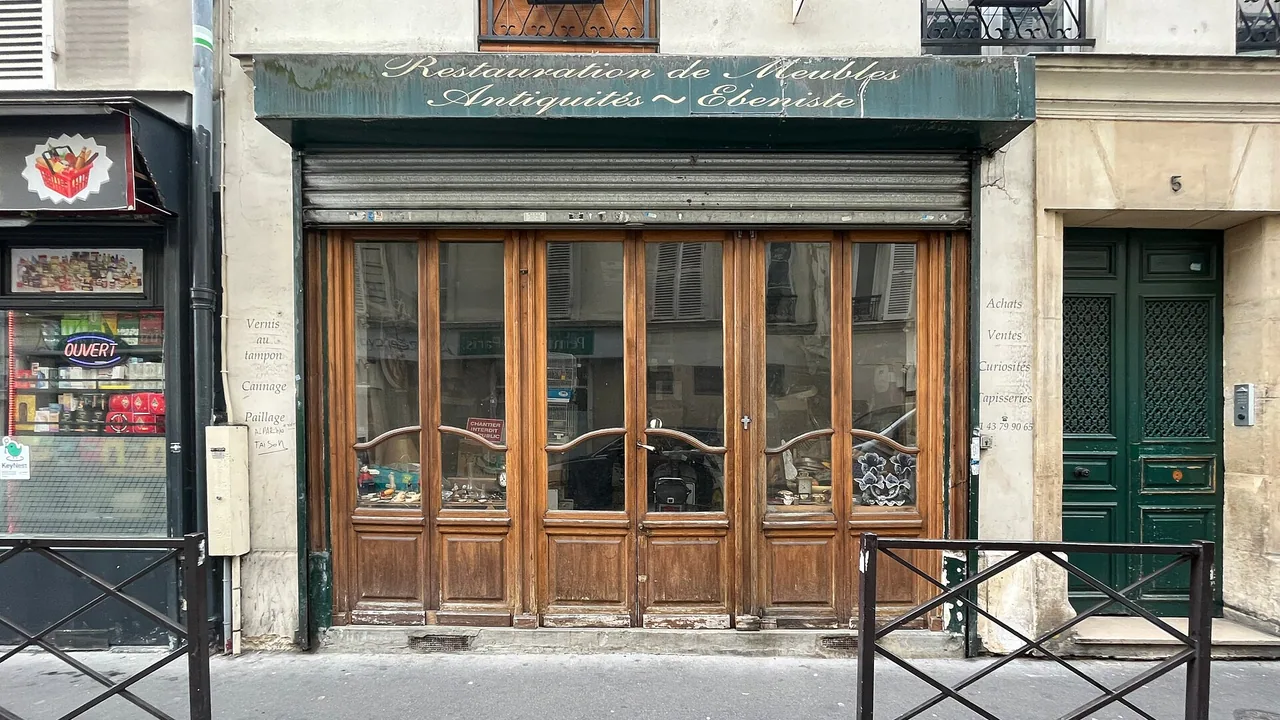 Boutique de restauration de meubles rue Claude-Tillier à Paris, exemple de réparation plutôt que de mise au rebut