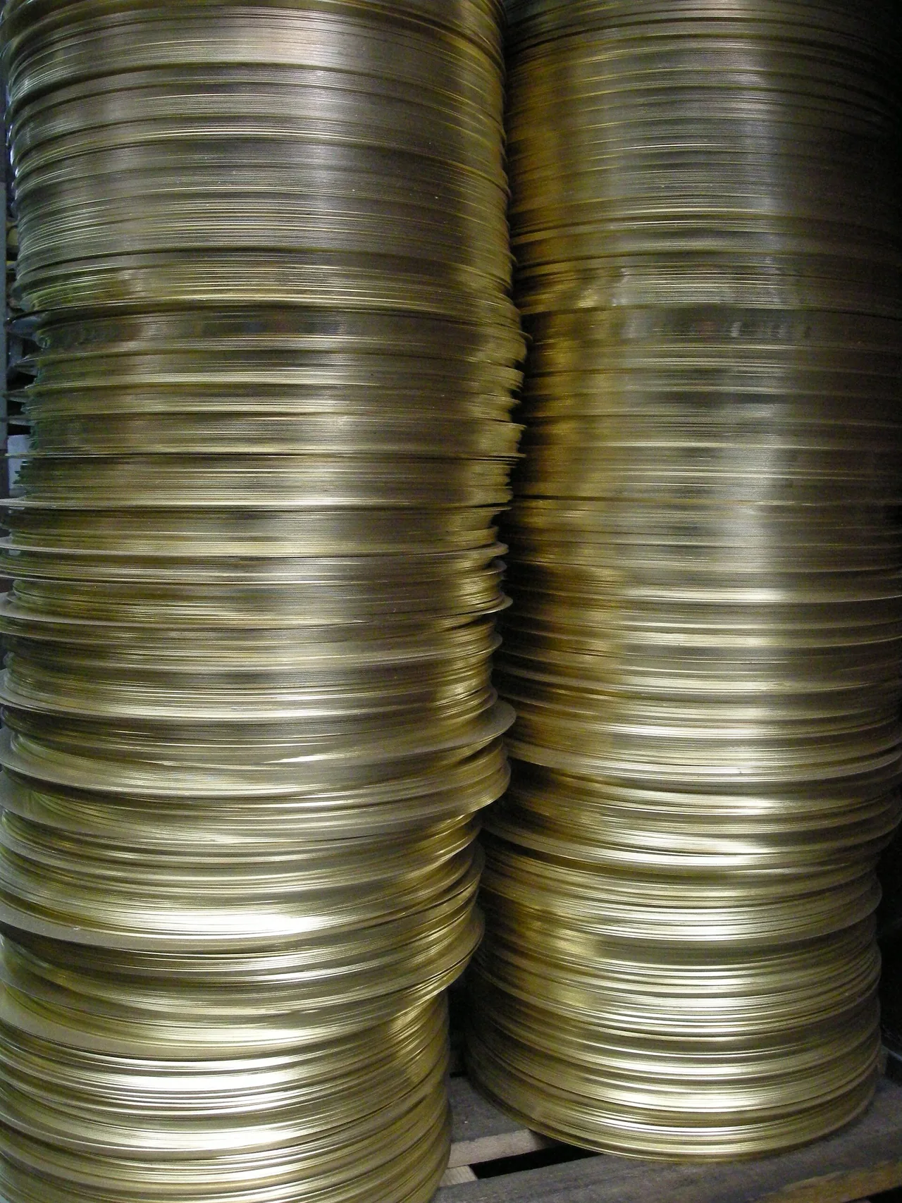 Disques de cuivre destinés à la fabrication de casseroles à l'Atelier du Cuivre de Villedieu-les-Poêles en 2008