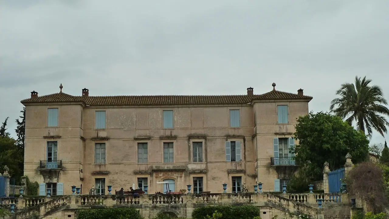 Façade du château de Flaugergues à Montpellier et palmier centenaire, photographiés en 2012, hors festival Abracada BOUH