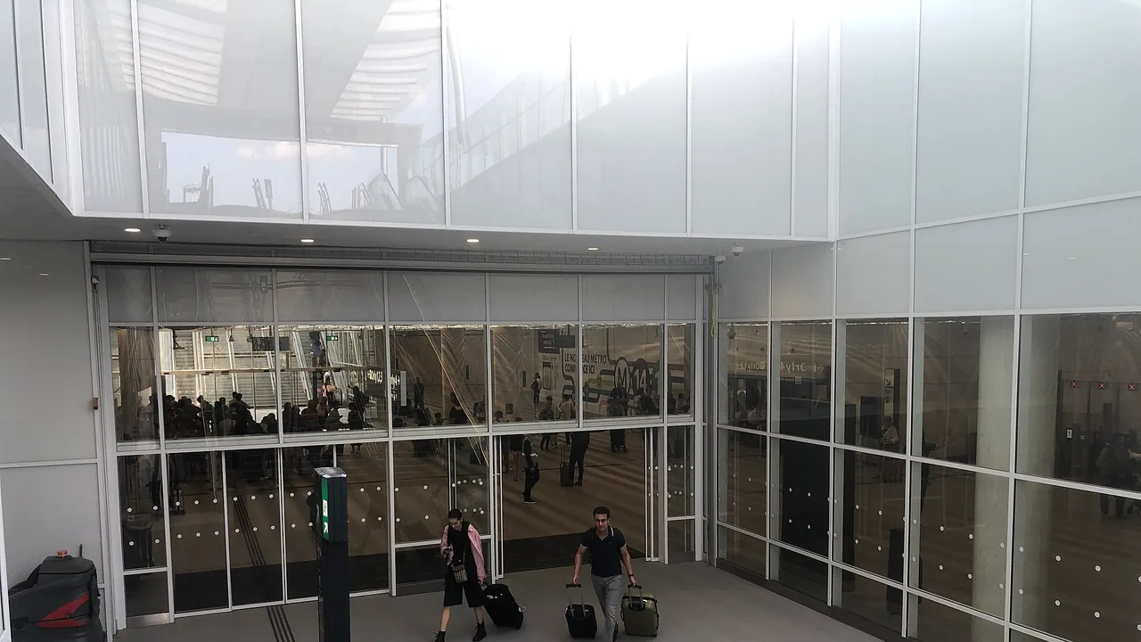 Accès à la station Aéroport d'Orly de la ligne 14 du métro, photographié en juin 2024