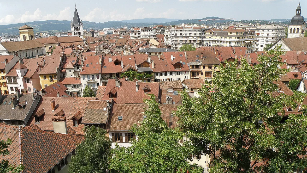 Vue de la vieille ville d'Annecy depuis l'esplanade du château, photographiée en 2013; cette vue ne représente pas ALFest.