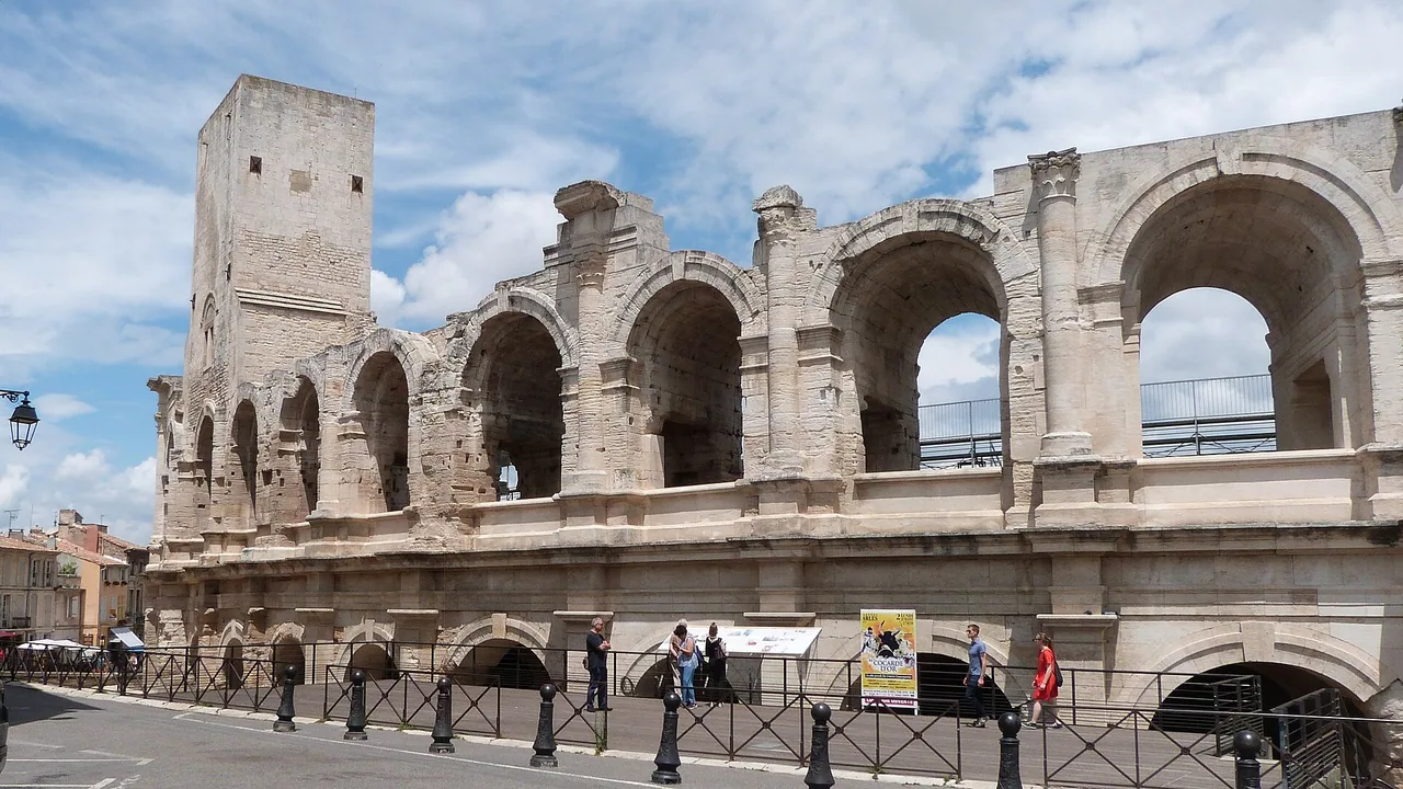 Vue de l'amphithéâtre romain d'Arles et de ses gradins de pierre