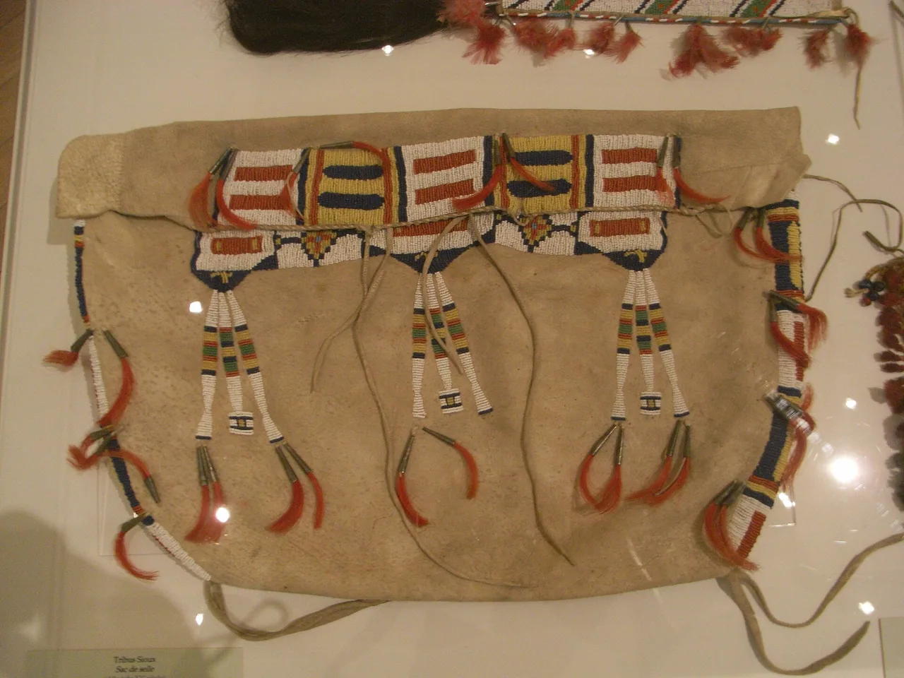 Sac de selle décoré de la tribu Sioux exposé au musée du Nouveau Monde à La Rochelle