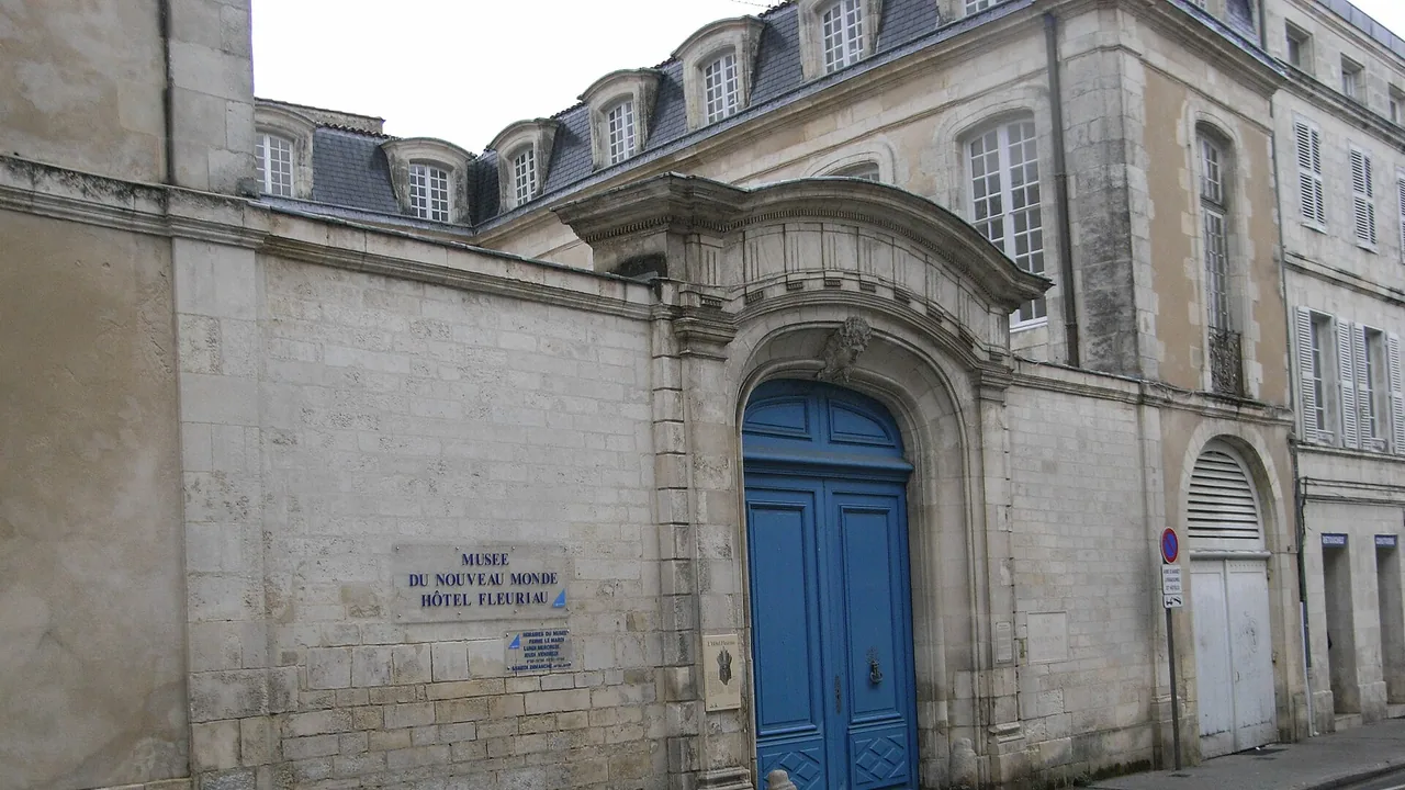 Entrée du musée du Nouveau Monde, hôtel Fleuriau, rue Fleuriau à La Rochelle