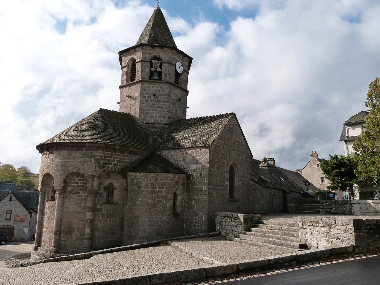 Église romane Sainte-Marie dans le village de Nasbinals en Lozère, photographiée en 2017