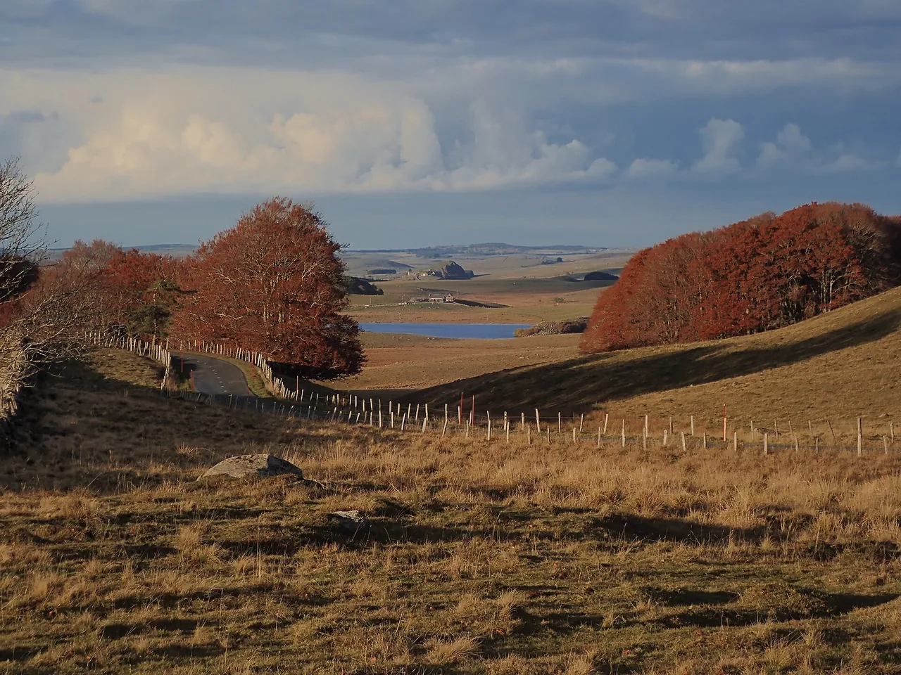 Vue de la route des Lacs et du lac de Born sur le plateau de l'Aubrac en automne 2019
