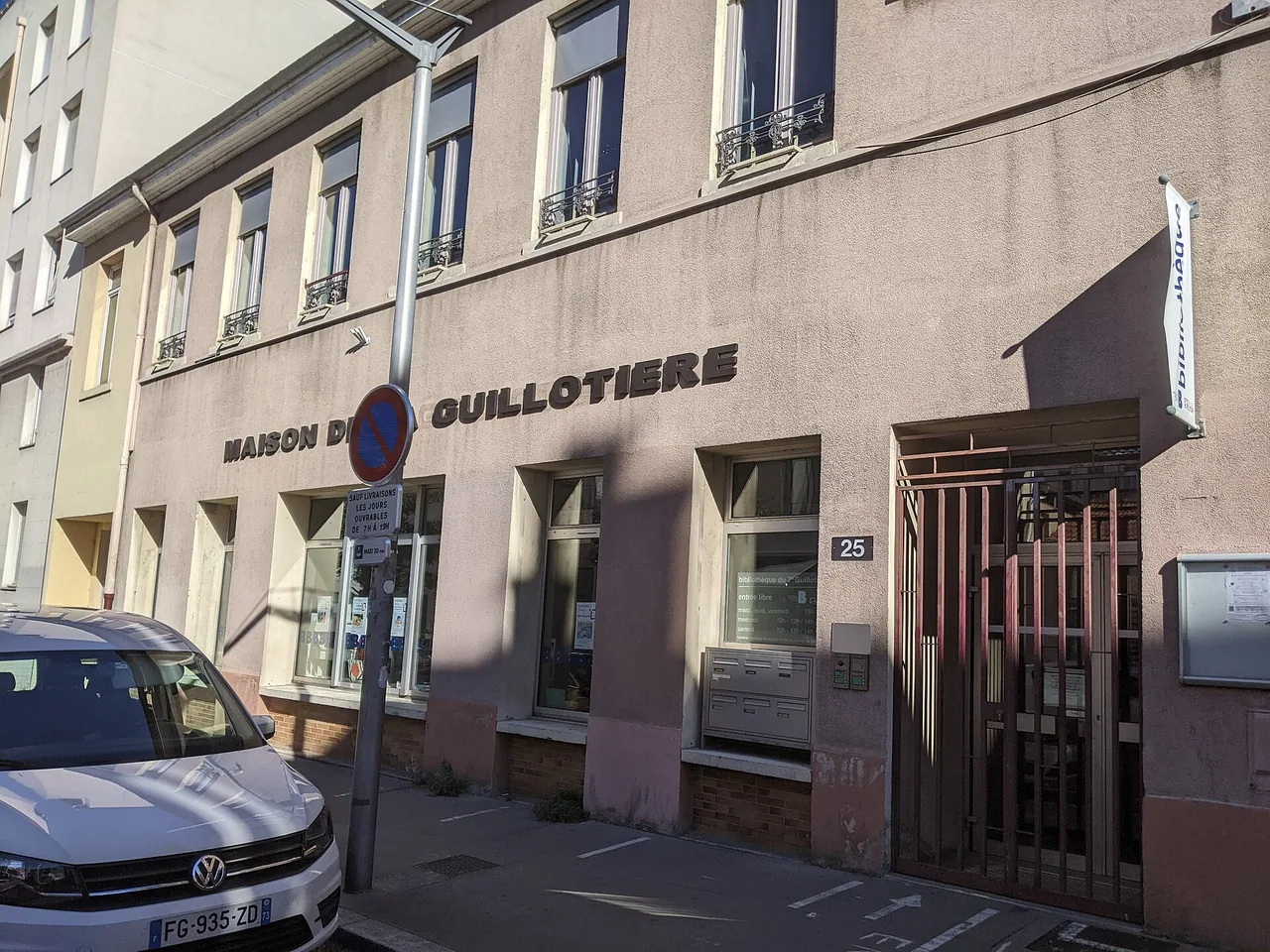 Façade de la Maison de la Guillotière et de la bibliothèque municipale du 7e arrondissement de Lyon, rue Béchevelin, en 2022.
