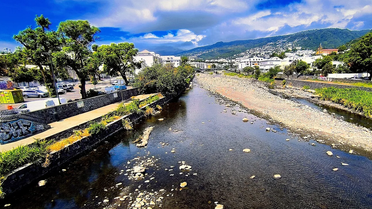 Lit de galets de la rivière Saint-Denis dans le quartier du Bas de la Rivière, à La Réunion