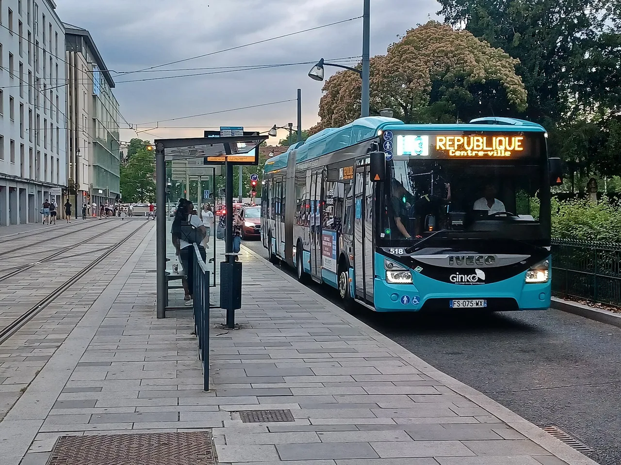 Bus articulé Iveco Urbanway du réseau Ginko au pôle République à Besançon en 2022