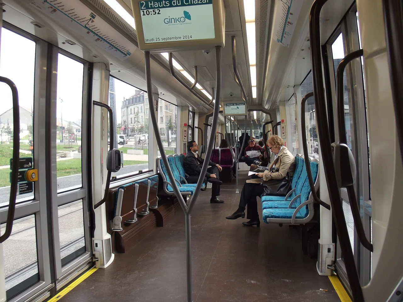 Intérieur d'une rame de tramway CAF Urbos 3 à Besançon avec les portes et l'espace voyageurs