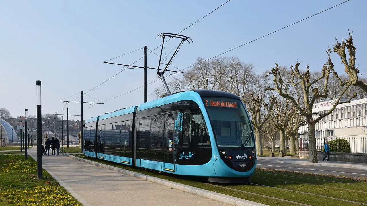 Rame de tramway Ginko CAF Urbos 3 numéro 812 circulant près de la station République à Besançon