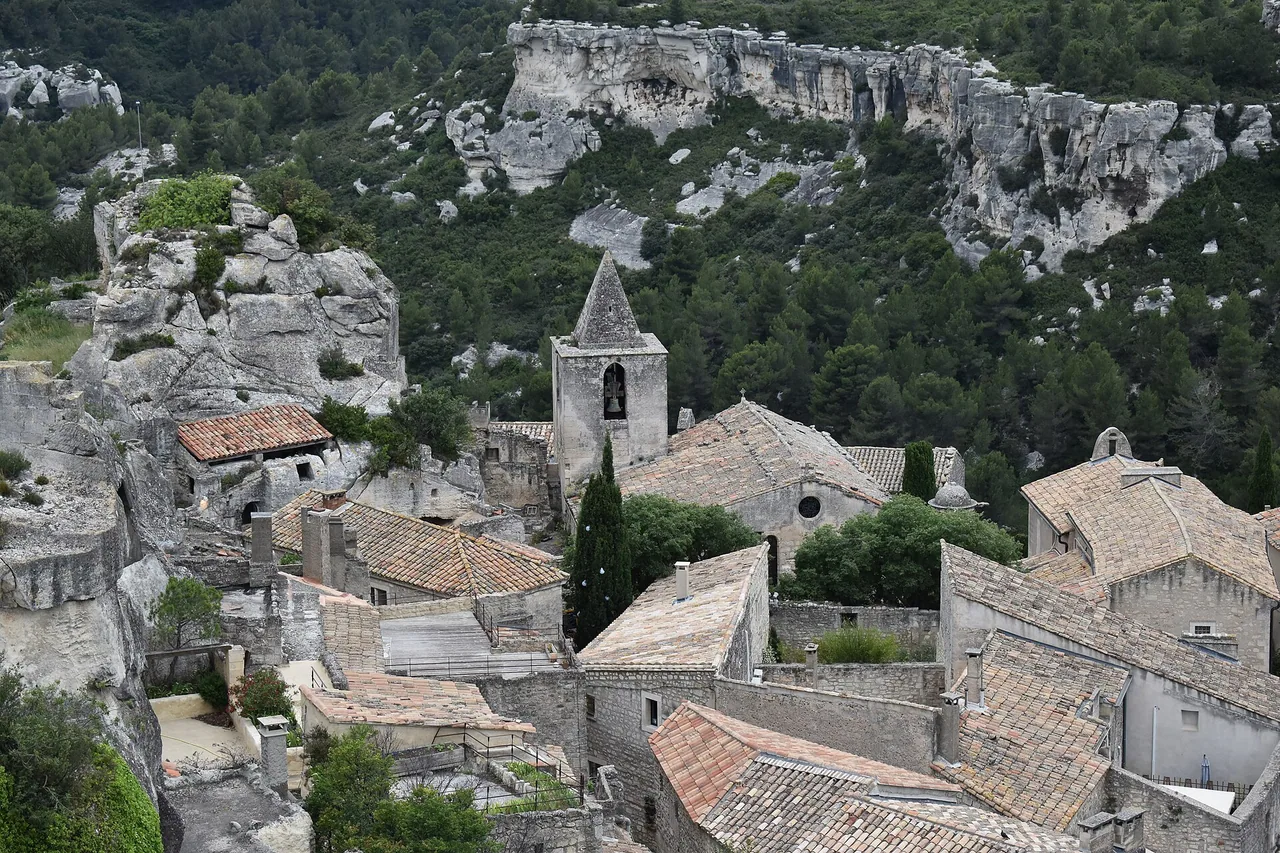 Vue des maisons du village des Baux-de-Provence depuis les hauteurs du château