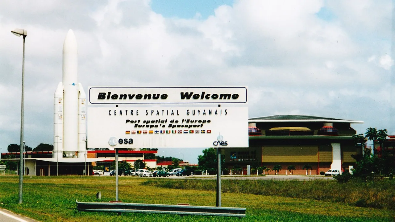 Entrée du Centre spatial guyanais à Kourou, avec une maquette de fusée Ariane et le panneau de bienvenue