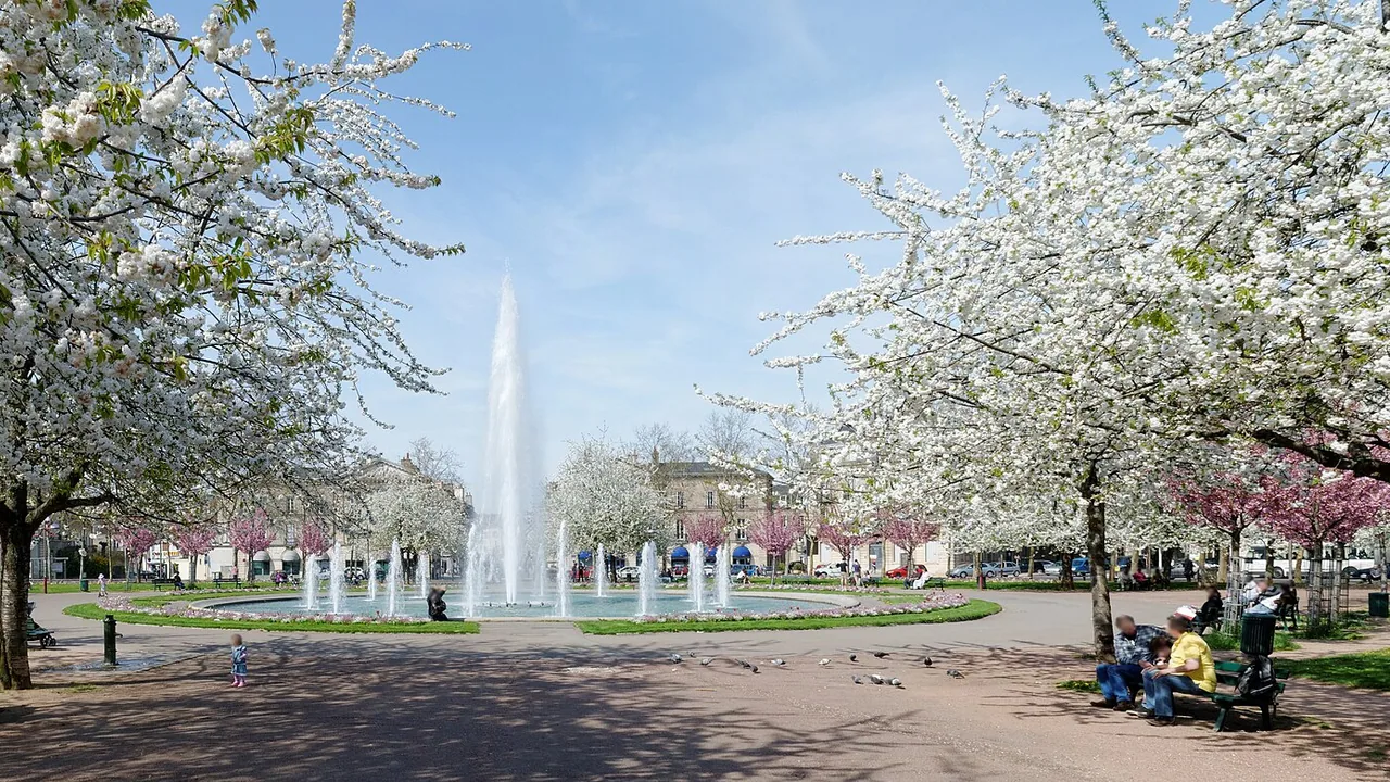 Place du Président-Wilson à Dijon au printemps