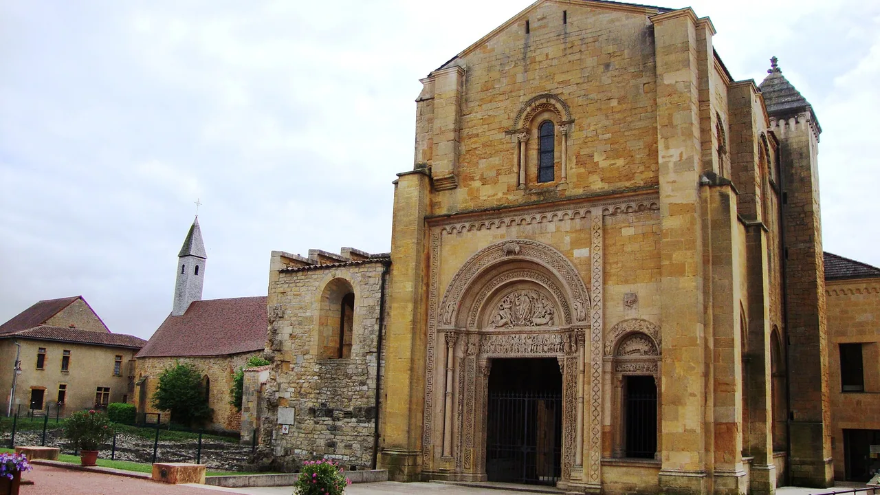 Bâtiments de l'ancienne abbaye bénédictine de Charlieu dans la Loire