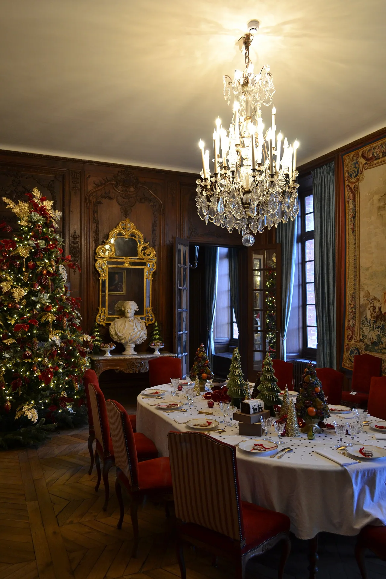 Salle à manger meublée à l'intérieur du château de Breteuil, photographiée en 2025.