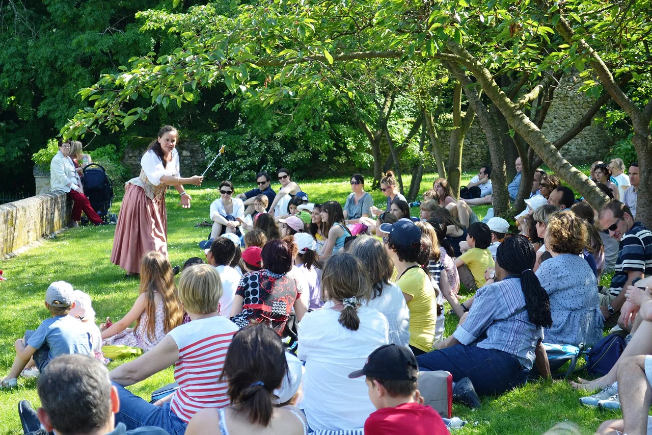 Conteuse photographiée au château de Breteuil en 2012, sans présumer de la programmation actuelle.
