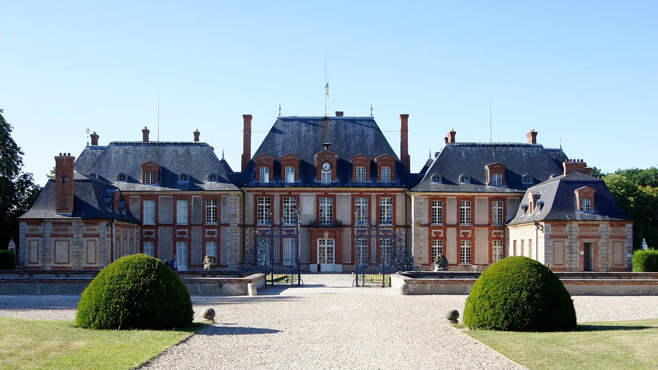 Façade sud du château de Breteuil à Choisel.