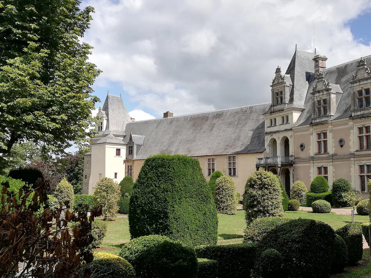 Jardin du château de Châteaubriant devant les bâtiments historiques