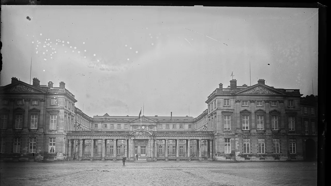 Cour d'honneur et façades du château de Compiègne sur une photographie historique de 1928