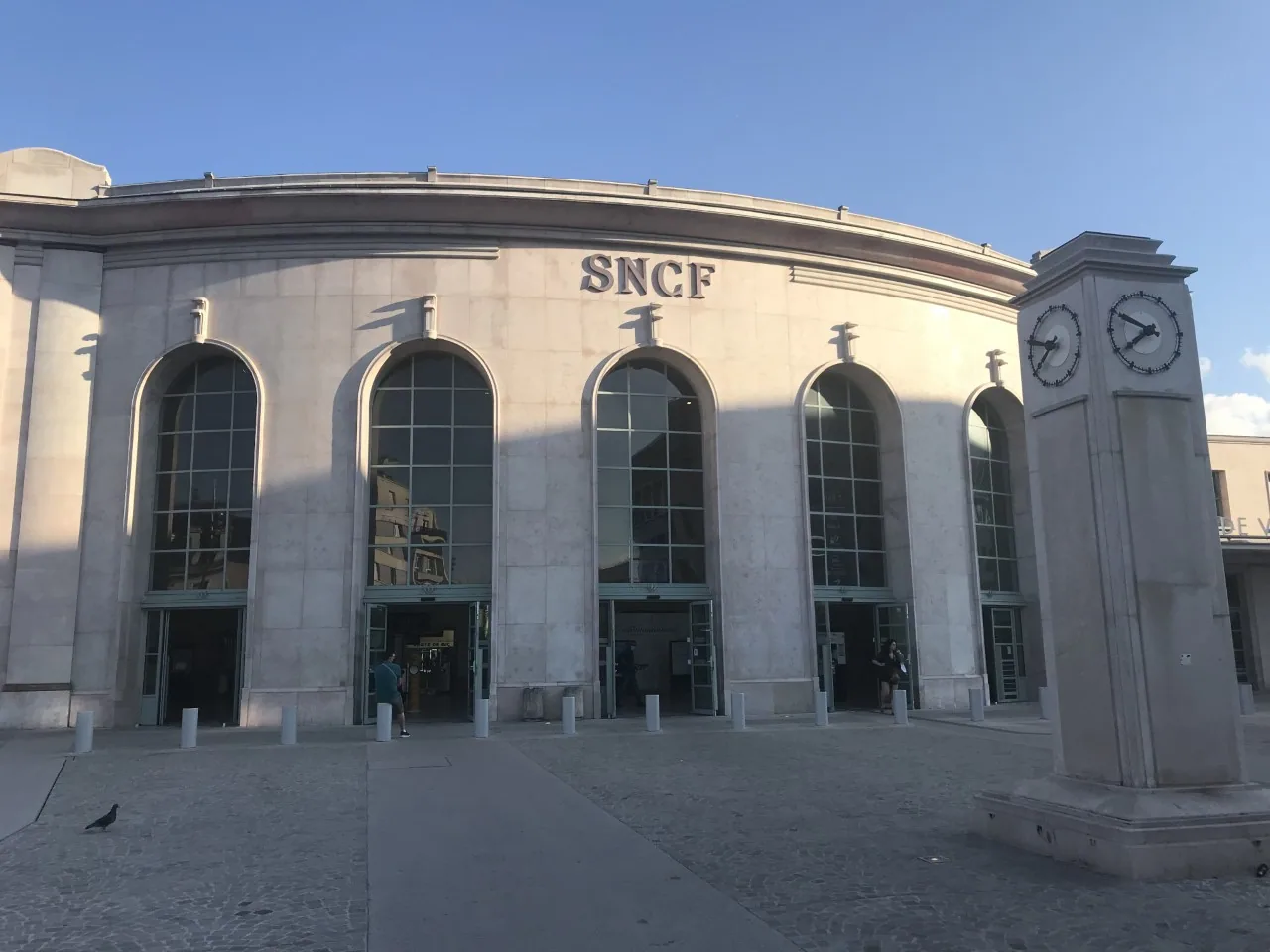 Façade et parvis piéton de la gare de Versailles-Chantiers, desservie par la ligne N