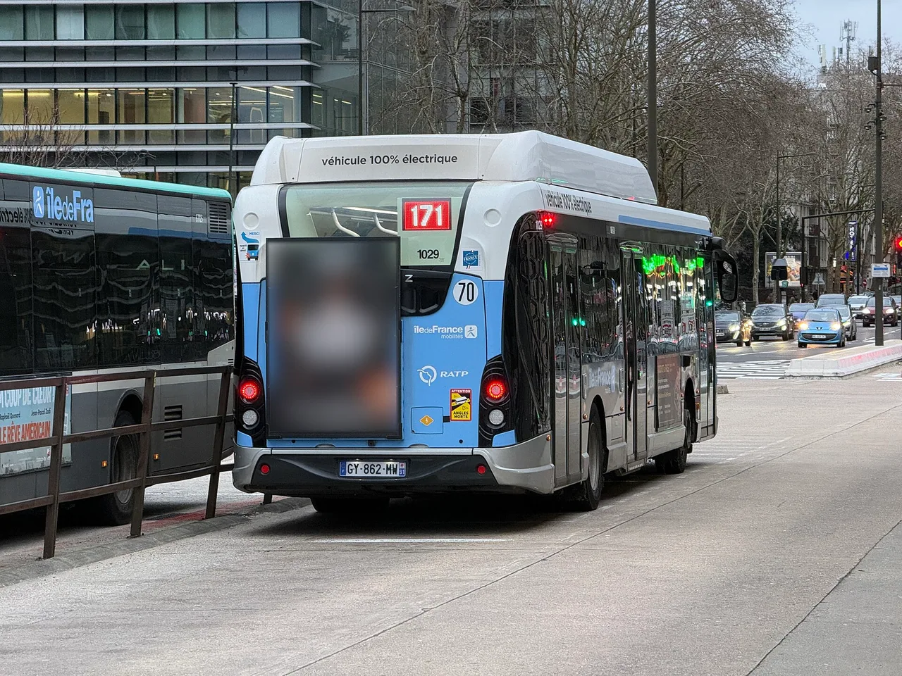 Bus RATP de la ligne 171 à son arrêt Pont de Sèvres en février 2026