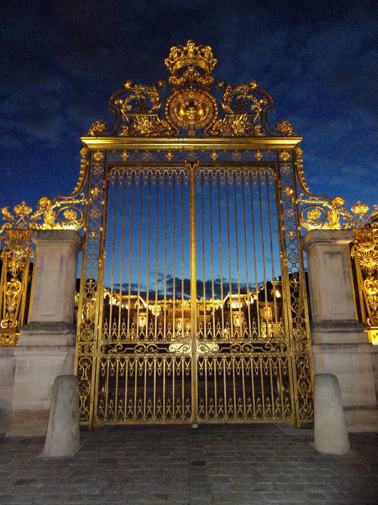 Grille royale dorée à l'entrée du château de Versailles