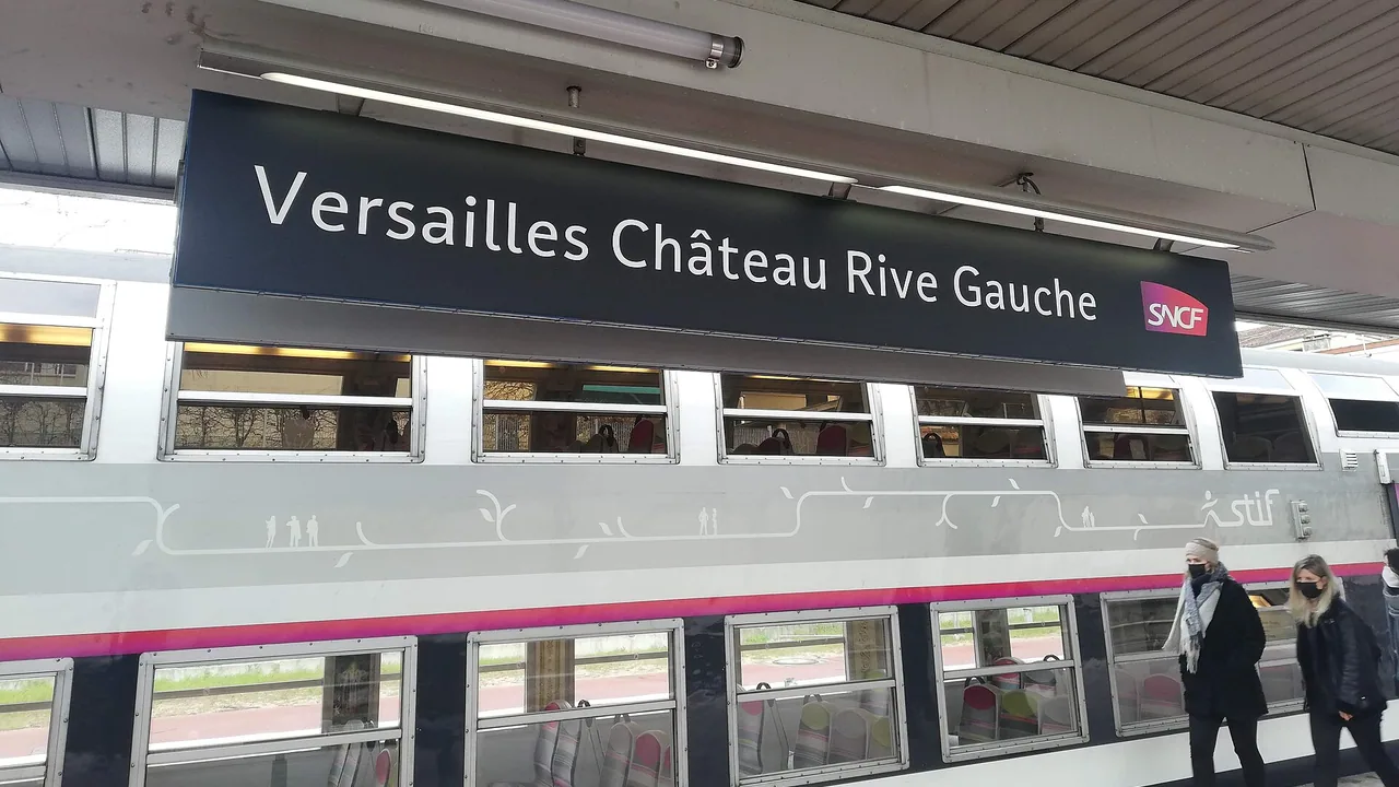 Rame du RER C et panneau de la gare Versailles Château Rive Gauche, en 2021