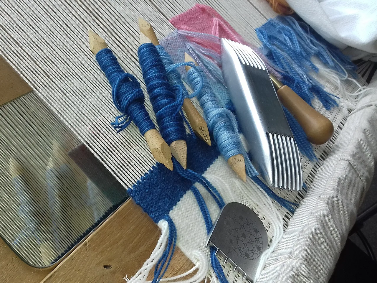 Flûtes, peigne, grattoir et poinçon utilisés pour le tissage de basse lisse, photographiés au Mobilier national