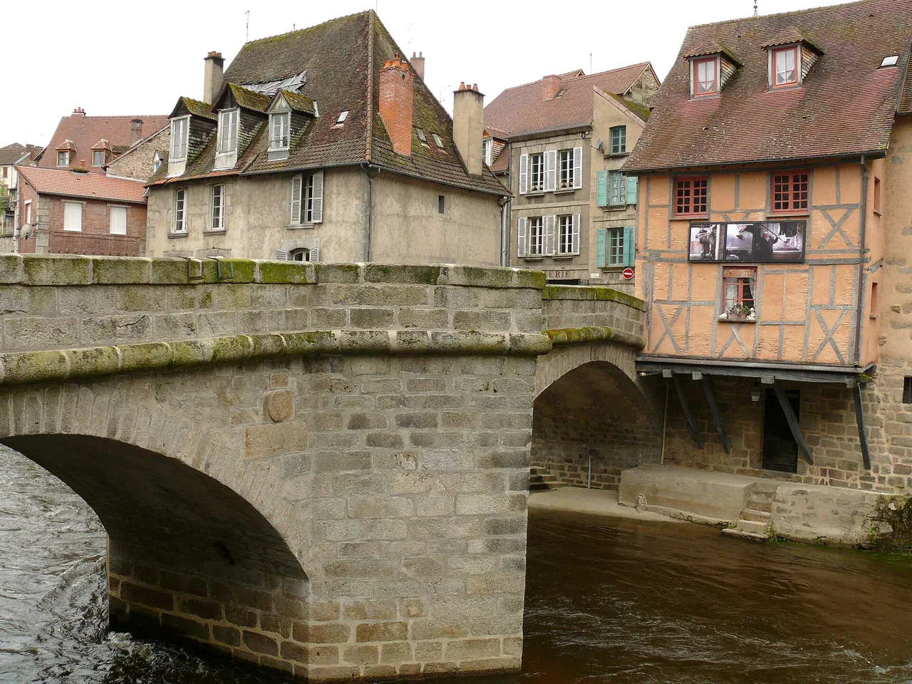 Pont de la Terrade et maison à pans de bois au bord de la Creuse à Aubusson