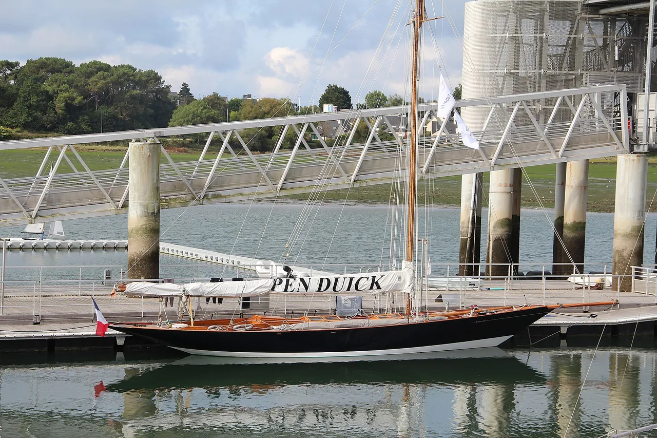Pen Duick dans son port d'attache devant la Cité de la Voile à Lorient