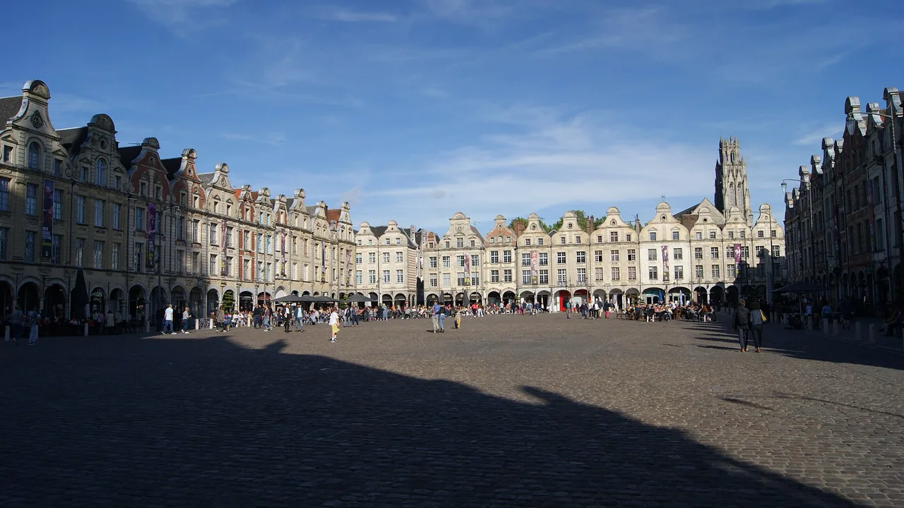 Place des Héros à Arras, vue de la ville sans représentation de Cité Nature