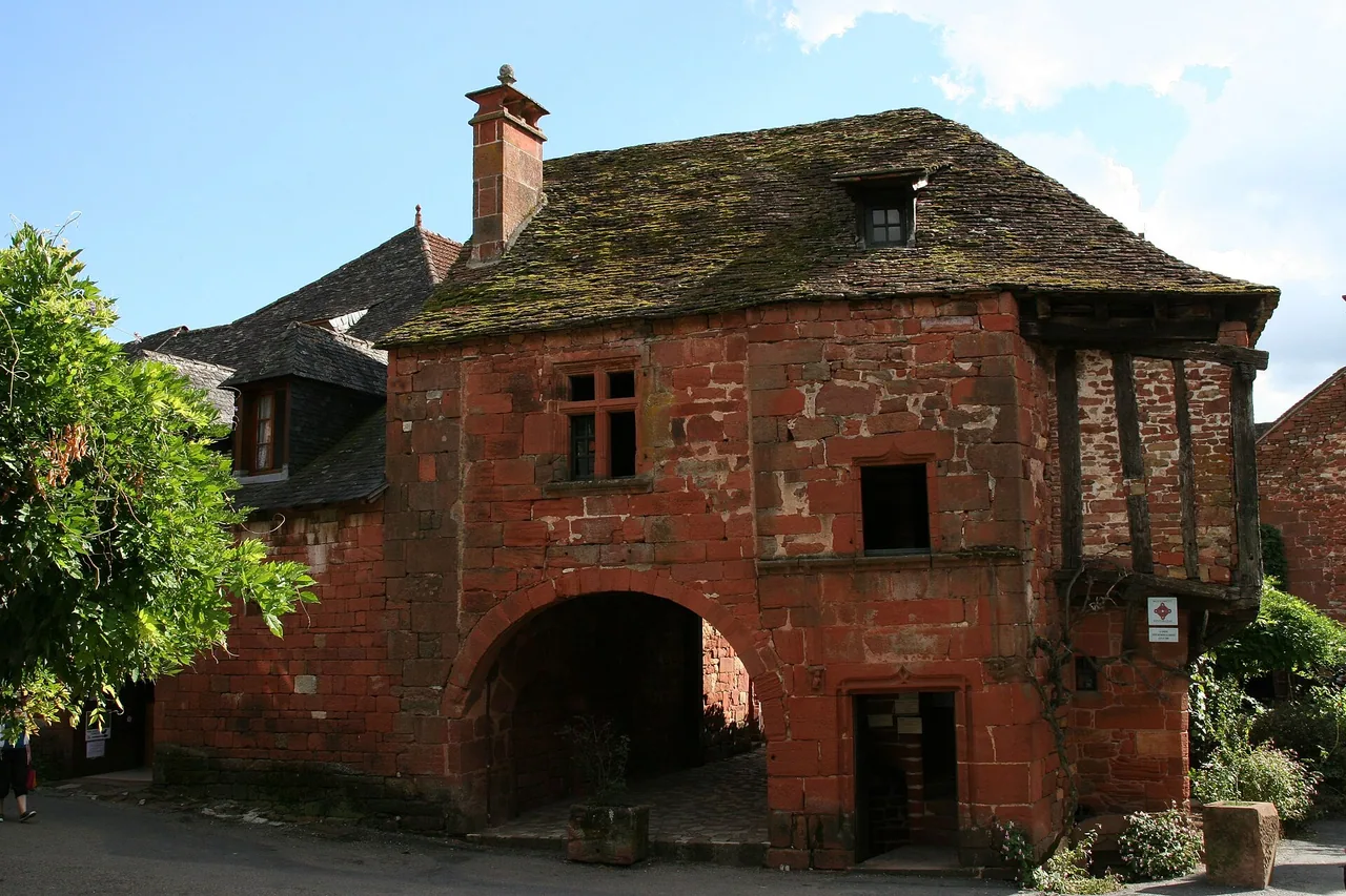 Maison de la Sirène à Collonges-la-Rouge et son toit de lauzes grisées